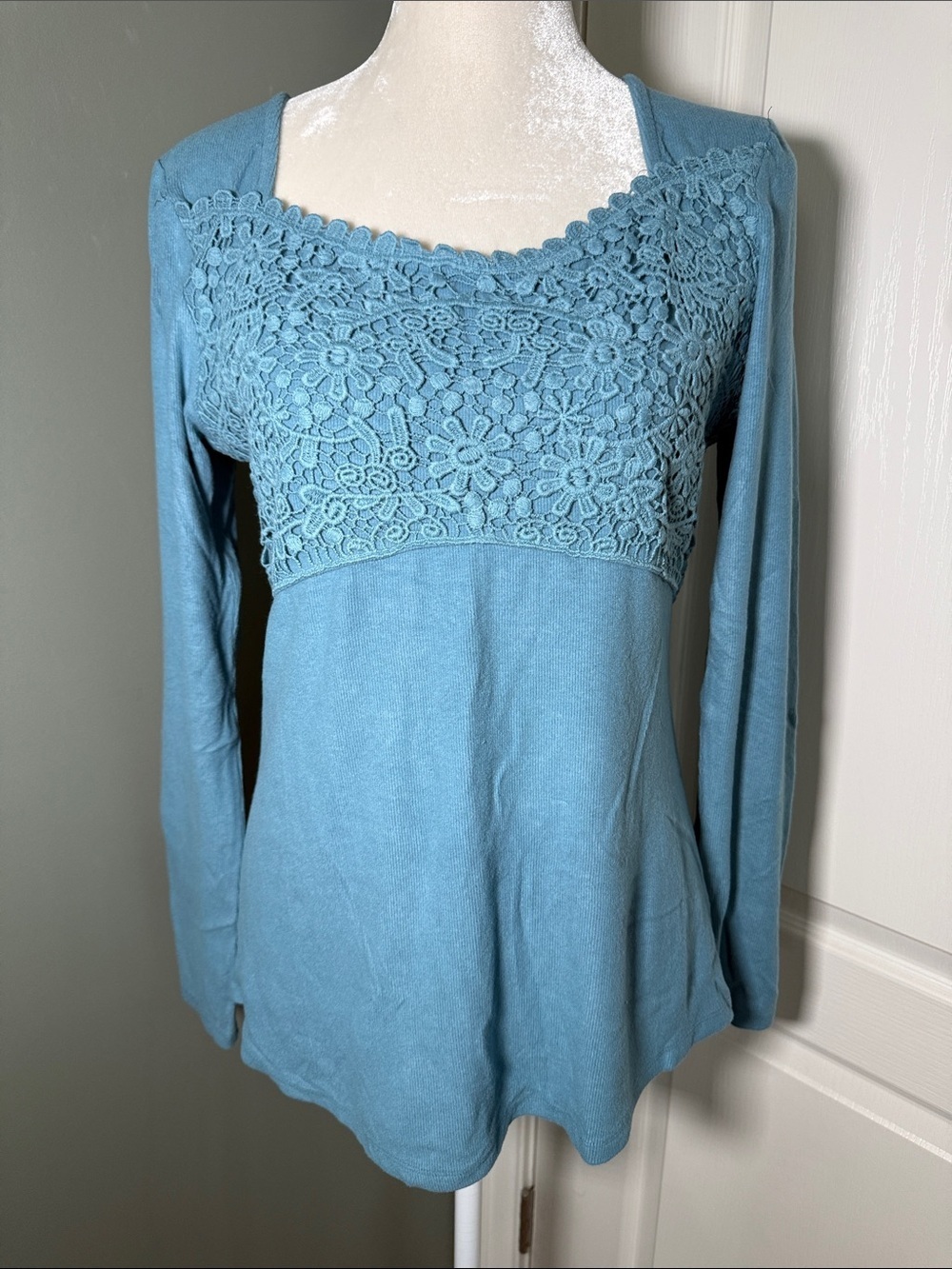 Davi & Dani Blue Crochet Lace Boho Long Sleeve Top Size Medium NWT